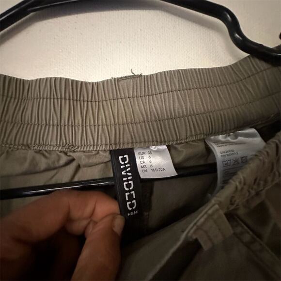 H&M Women’s Olive Green Cargo Pants Divided by Size 6 Casual , Relaxed Utility - Picture 7 of 9